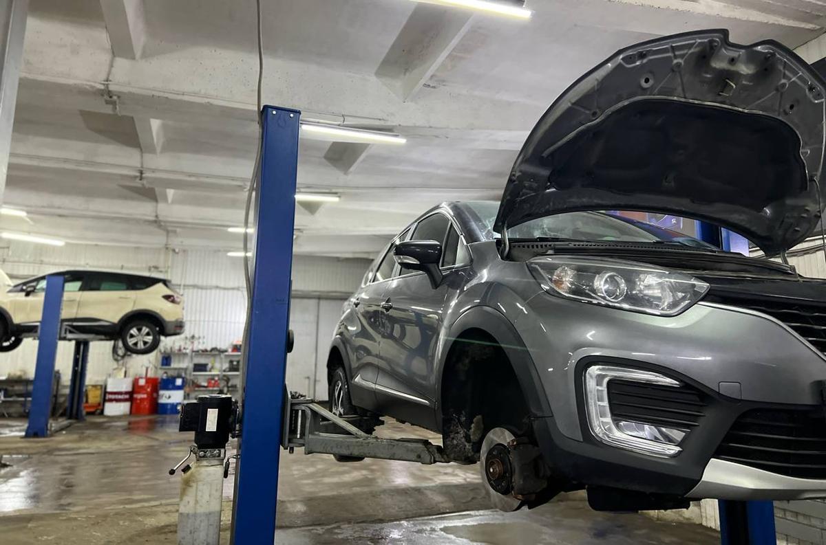 Renault на подъёмнике во время приёмки в автотехцентре RG-Service
