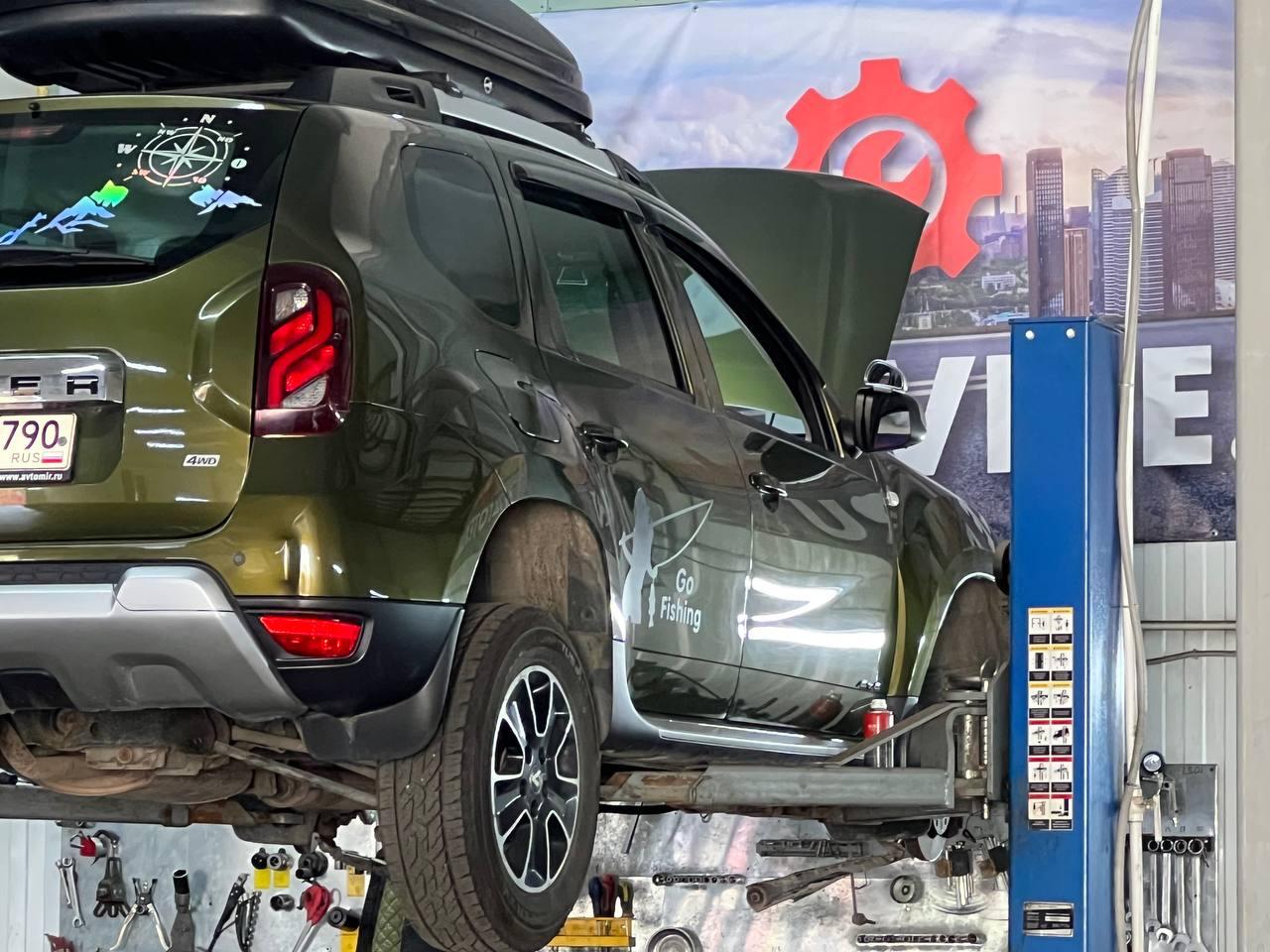 Автомобиль Renault на подъемнике